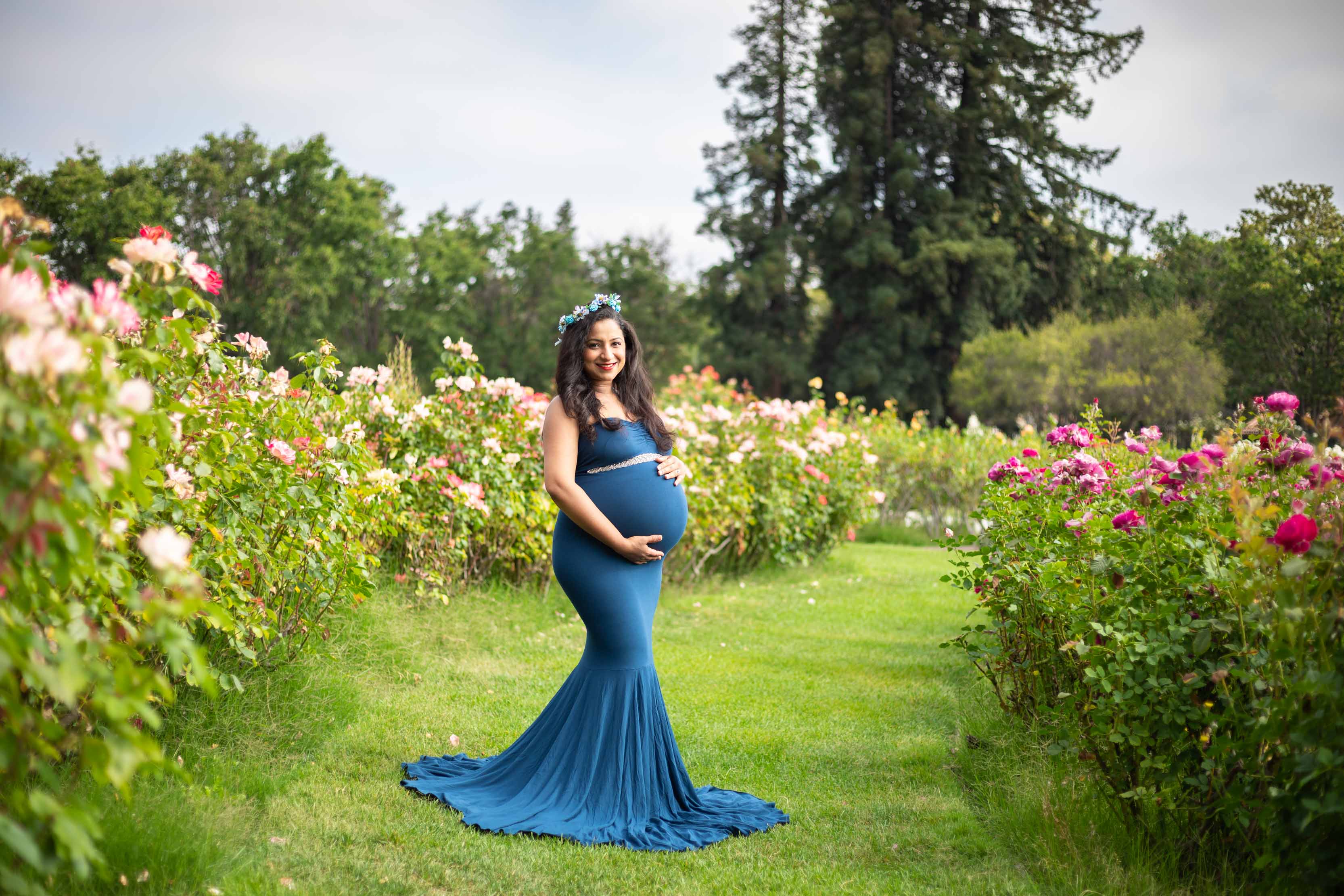 beautiful maternity session for an indian mother at the rose garden